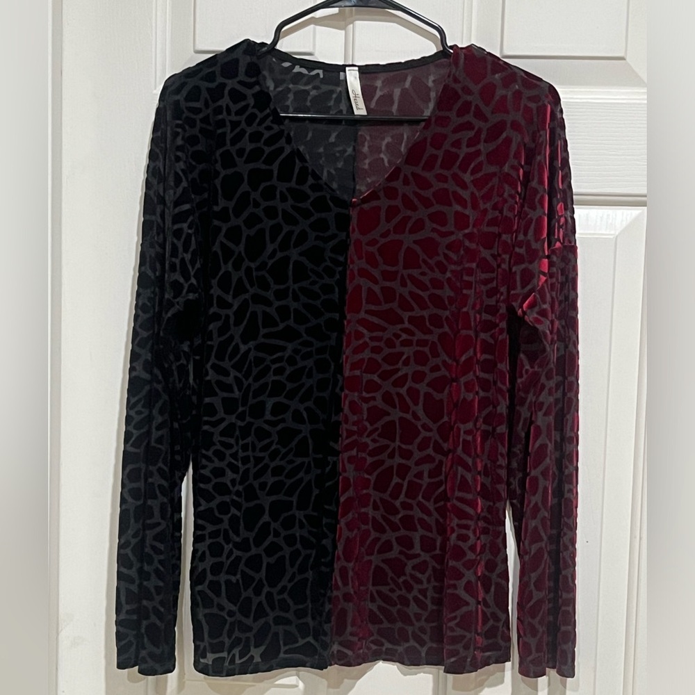 HESED Two-Tone Velvet Burnout Long Sleeve Top - Black & Burgundy WOMEN SIZE M